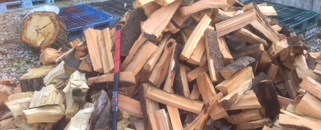 大量に薪を割ってる 大量に薪を割ってる