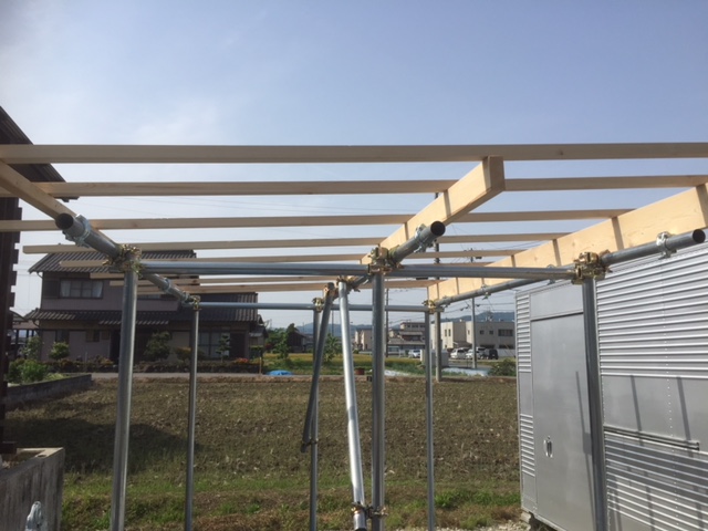 薪棚 垂木つけた