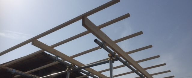 薪棚 垂木つけた 薪棚 垂木つけた