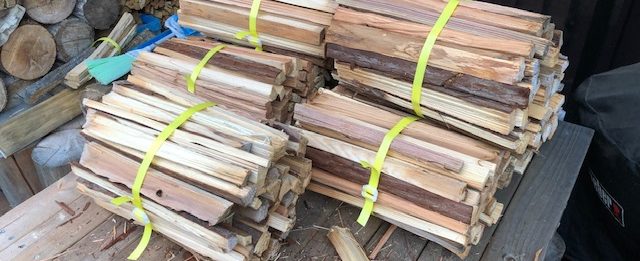 棚を片付けたいし、薪購入のオマケ用等にも使う針葉樹薪を束にする。